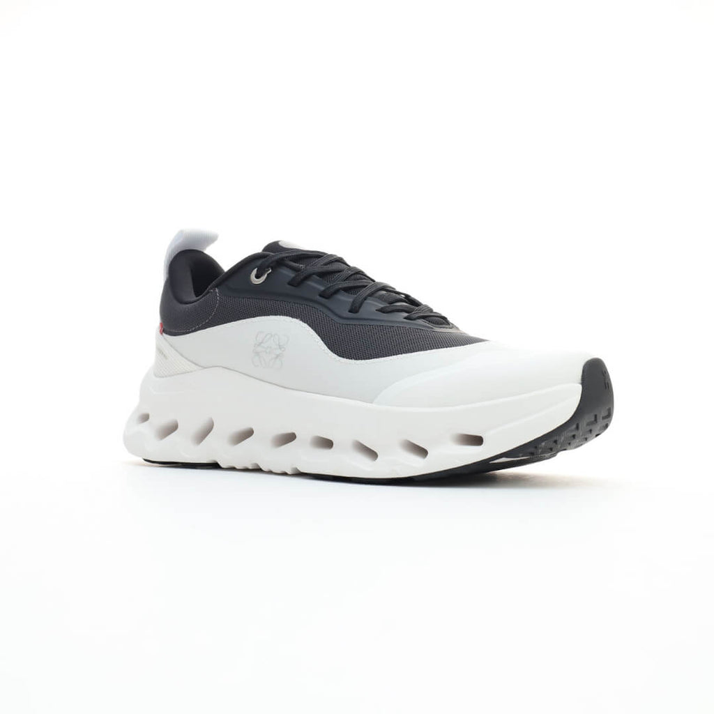 On x LOEWE Cloudventure 2 Black / White